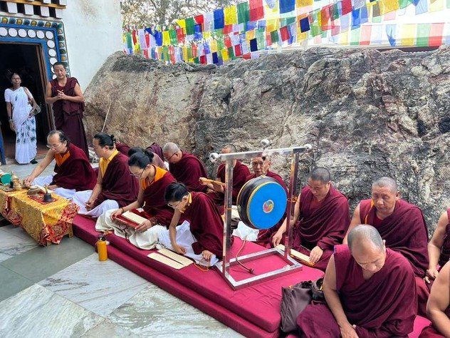 Фоторепортаж. Учителя линии сакья посетили пещеры Махакалы близ Бодхгаи