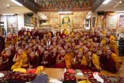 Его Святейшество Далай-лама фотографируется с монахами монастыря Намгьял по завершении молебна о долголетии, который они поднесли ему в его резиденции. Дхарамсала, штат Химачал-Прадеш, Индия. 14 февраля 2024 г. Фото: дост. Замлинг Норбу (офис ЕСДЛ).