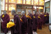 Первая группа монахов, готовящихся получить полное монашеское посвящение (санскр. бхикшу, тиб. гелонг) от Его Святейшества Далай-ламы. В общей сложности во время четырехдневной церемонии, организованной в резиденции духовного лидера, полные монашеские обеты получат 288 монахов. Дхарамсала, штат Химачал-Прадеш, Индия. 20 февраля 2024 г. Фото: дост. Тензин Джампхел (офис ЕСДЛ).