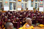 Первая группа монахов, готовящихся получить полное монашеское посвящение от Его Святейшества Далай-ламы (полное посвящение в гелонги – 253 обета – могут принять монахи, достигшие 20-летнего возраста и соблюдающие обеты гецула – 36 обетов). Дхарамсала, штат Химачал-Прадеш, Индия. 20 февраля 2024 г. Фото: дост. Тензин Джампхел (офис ЕСДЛ).