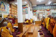 Его Святейшество Далай-лама во время первого дня четырехдневной церемонии дарования полного монашеского посвящения, в ходе которой обеты гелонга получат 288 монахов. Дхарамсала, штат Химачал-Прадеш, Индия. 20 февраля 2024 г. Фото: дост. Тензин Джампхел (офис ЕСДЛ).