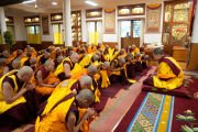 Монахи, принимающие полное монашеское посвящение, слушают наставления во время церемонии, организованной в резиденции Его Святейшества Далай-ламы. Дхарамсала, штат Химачал-Прадеш, Индия. 20 февраля 2024 г. Фото: дост. Тензин Джампхел (офис ЕСДЛ).