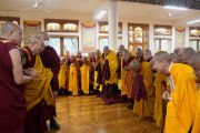 Его Святейшество Далай-лама покидает зал для монашеских посвящений по завершении первого дня четырехдневной церемонии, в ходе которой обеты гелонга в общей сложности получат 288 монахов. Дхарамсала, штат Химачал-Прадеш, Индия. 20 февраля 2024 г. Фото: дост. Тензин Джампхел (офис ЕСДЛ).