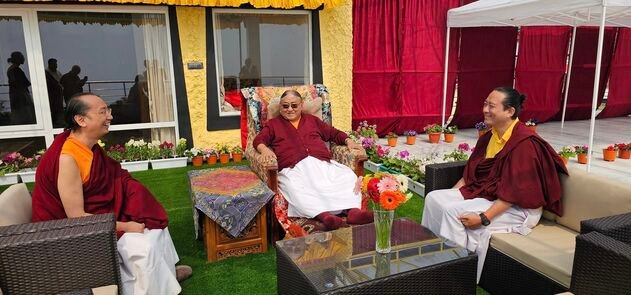 Его Святейшество Сакья Тричен и сопровождающие его члены семьи прибыли в Калимпонг