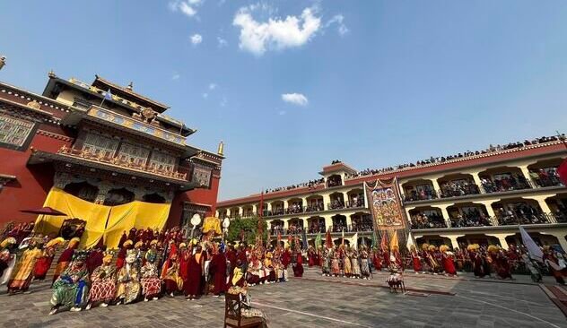 Фоторепортаж. Ритуальные танцы в монастыре Шечен