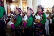 Тибетские женщины в традиционных костюмах ожидают своей очереди совершить подношение Его Святейшеству Далай-ламе. Дхарамсала, штат Химачал-Прадеш, Индия. 3 апреля 2024 г. Фото: дост. Замлинг Норбу (офис ЕСДЛ).