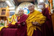 Его Святейшество Далай-лама прибывает в главный тибетский храм, где ассоциация Тёпа и народ Пуранга поднесут ему молебен о долголетии. Дхарамсала, штат Химачал-Прадеш, Индия. 3 апреля 2024 г. Фото: дост. Замлинг Норбу (офис ЕСДЛ).