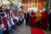 Его Святейшество Далай-лама направляется в главный тибетский храм, чтобы принять участие в молебне о долголетии, который ему поднесут ассоциация Тёпа и народ Пуранга. Дхарамсала, штат Химачал-Прадеш, Индия. 3 апреля 2024 г. Фото: дост. Замлинг Норбу (офис ЕСДЛ).