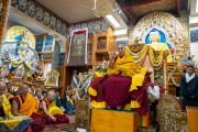 По завершении молебна о долголетии, поднесенного ассоциацией Тёпа и народом Пуранга, Его Святейшество Далай-лама обращается к собравшимся. Дхарамсала, штат Химачал-Прадеш, Индия. 3 апреля 2024 г. Фото: дост. Замлинг Норбу (офис ЕСДЛ).