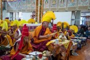 Линг Ринпоче и старшие монахи возглавляют чтение молитв, завершающих молебен о долголетии Его Святейшества Далай-ламы. Дхарамсала, штат Химачал-Прадеш, Индия. 3 апреля 2024 г. Фото: дост. Замлинг Норбу (офис ЕСДЛ).