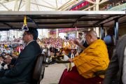 Его Святейшество Далай-лама машет рукой на прощание, направляясь в свою резиденцию по завершении молебна о долголетии, который ему поднесли ассоциация Тёпа и народ Пуранга. Дхарамсала, штат Химачал-Прадеш, Индия. 3 апреля 2024 г. Фото: дост. Замлинг Норбу (офис ЕСДЛ).