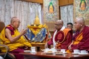 Его Святейшество Далай-лама беседует с досточтимым Васкадуве Махиндавансой Маханаяке Теро и Лингом Ринпоче в зале собраний своей резиденции. Дхарамсала, штат Химачал-Прадеш, Индия. 4 апреля 2024 г. Фото: Тензин Чойджор (офис ЕСДЛ).