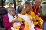 Его Святейшество Далай-лама и досточтимый Васкадуве Махиндаванса Маханаяке Теро из Шри-Ланки едут в зал собраний резиденции Его Святейшества, держа ступу со священной реликвией Будды. Дхарамсала, штат Химачал-Прадеш, Индия. 4 апреля 2024 г. Фото: Тензин Чойджор (офис ЕСДЛ).