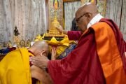 Его Святейшество Далай-лама выражает почтение священной реликвии Будды, которую передает ему в дар досточтимый Васкадуве Махиндаванса Маханаяке Теро из Шри-Ланки. Дхарамсала, штат Химачал-Прадеш, Индия. 4 апреля 2024 г. Фото: Тензин Чойджор (офис ЕСДЛ).