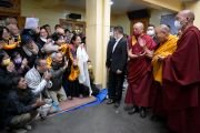 Его Святейшество Далай-лама приветствует собравшихся, покидая главный тибетский храм по завершении первого дня учений, организованных по просьбе буддистов Монголии. Дхарамсала, штат Химачал-Прадеш, Индия. 19 апреля 2024 г. Фото: дост. Замлинг Норбу (офис ЕСДЛ).