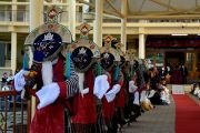 Артисты исполняют приветственный танец для Его Святейшества Далай-ламы, который прибыл во двор главного тибетского храма на встречу с участниками 27-го тибетского оперного фестиваля «Шотон» и делегатами общего собрания Ассоциации тибетских женщин. Дхарамсала, штат Химачал-Прадеш, Индия. 22 апреля 2024 г. Фото: дост. Замлинг Норбу (офис ЕСДЛ).