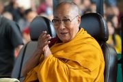 После посещения молитвенного собрания «Мани дхундуб» Его Святейшество Далай-лама возвращается в свою резиденцию. Дхарамсала, штат Химачал-Прадеш, Индия. 11 мая 2024 г. Фото: Тензин Чойджор (офис ЕСДЛ).