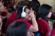 Ученица Калу Ринпоче старается получше разглядеть Его Святейшество Далай-ламу, дарующего благословения Махакалы в главном тибетском храме. Дхарамсала, Индия (штат Химачал-Прадеш). 18 мая 2024 г. Фото: дост. Замлинг Норбу (офис ЕСДЛ)