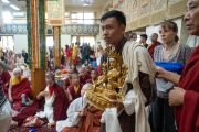 Ученики Калу Ринпоче вереницей проходят перед Его Святейшеством Далай-ламой во время подношения молитвы о долголетии в главном тибетском храме. Дхарамсала, Индия (штат Химачал-Прадеш). 18 мая 2024 г. Фото: Тензин Чойджор (офис ЕСДЛ)