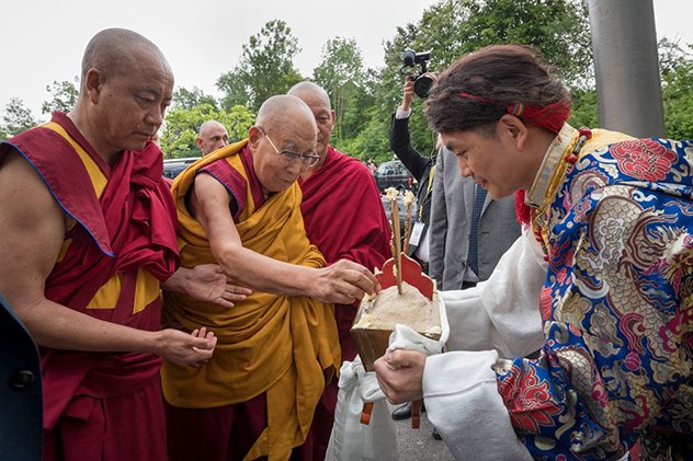 Его Святейшество Далай-лама сегодня прибыл в Цюрих. Фоторепортаж