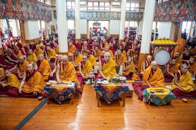 Фоторепортаж. В главном тибетском храме Дхарамсалы проходит большой молебен об успешном лечении Его Святейшества Далай-ламы