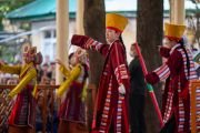 Юные тибетцы в традиционных костюмах выступают во дворе главного тибетского храма, в то время как Его Святейшество Далай-лама прибывает для дарования учений. Дхарамсала, штат Химачал-Прадеш, Индия. 3 июня 2024 г. Фото: Тензин Чойджор (офис ЕСДЛ).