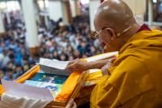 В начале первого дня учений для тибетской молодежи Его Святейшеству Далай-ламе вручают книги по естественным наукам на тибетском языке и сочинение «Ключ к срединному пути». Дхарамсала, штат Химачал-Прадеш, Индия. 3 июня 2024 г. Фото: Тензин Чойджор (офис ЕСДЛ).