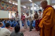 В начале второго дня учений для тибетской молодежи учителя школы Тибетской детской деревни Гопалпура проводят философские диспуты в присутствии Его Святейшества Далай-ламы. Дхарамсала, штат Химачал-Прадеш, Индия. 4 июня 2024 г. Фото: Тензин Чойджор (офис ЕСДЛ).