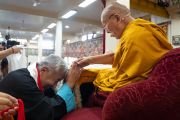 Цултрим Дорджи, директор школы Тибетской детской деревни, благодарит Его Святейшество Далай-ламу за учения, дарованные для тибетской молодежи. Дхарамсала, штат Химачал-Прадеш, Индия. 4 июня 2024 г. Фото: Тензин Чойджор (офис ЕСДЛ).