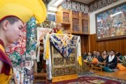 Его Святейшество Далай-лама обращается к собравшимся во время молебна в главном тибетском храме Дхарамсалы. Штат Химачал-Прадеш, Индия. 11 июня 2024 года. Фото: Тензин Чойджор (офис ЕСДЛ).