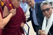Его Святейшество Далай-лама по прилете в аэропорт Нью-Дели, где его встречает секретарь Дхондуп Гьялпо из офиса Его Святейшества Далай-ламы в Дели. Нью-Дели, Индия. 21 июня 2024 г. Фото: офис Его Святейшества Далай-ламы в Дели.