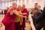 Его Святейшество Далай-лама приветствует старого друга в вестибюле гостиницы. Цюрих, Швейцария. 22 июня 2024 г. Фото: Манюэль Бауэр