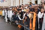 Тибетцы и поклонники Далай-ламы встречают кортеж Его Святейшества возле гостиницы. Цюрих, Швейцария. 22 июня 2024 г. Фото: Манюэль Бауэр