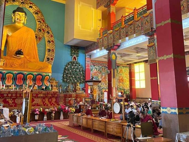 Фоторепортаж. В главном буддийском храме Калмыкии проходят традиционные молебны для школьников и студентов