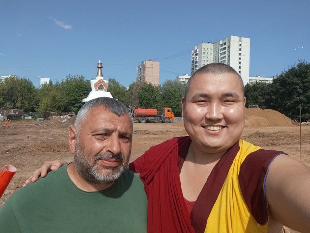 В московском буддийском храме «Тубден Шедублинг» активно ведутся работы по благоустройству территории