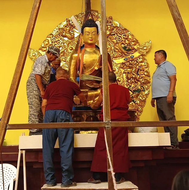 В калмыцком поселке Кетченеры заполнили статую Будды для строящегося хурула