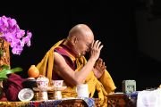Его Святейшество Далай-лама читает строфы зарождения бодхичитты во время церемонии подношения молебна о долголетии, организованной на арене UBS. Элмонт, штат Нью-Йорк, США. 22 августа 2024 г. Фото: Сонам Зоксанг.