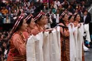 Тибетские артисты исполняют песню из тибетской оперной традиции во время закрытия церемонии подношения Его Святейшеству Далай-ламе молебна о долголетии. Элмонт, штат Нью-Йорк, США. 22 августа 2024 г. Фото: Сонам Зоксанг.