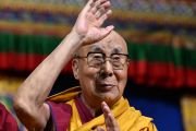 Покидая сцену по завершении церемонии подношения молебна о долголетии на арене UBS, Его Святейшество Далай-лама машет рукой на прощание. Элмонт, штат Нью-Йорк, США. 22 августа 2024 г. Фото: Сонам Зоксанг.