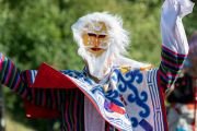 Тибетский артист исполняет традиционный танец, когда кортеж Его Святейшества Далай-ламы подъезжает к отелю в Цюрихе, Швейцария. 23 августа 2024 года. Фото: Мануэль Бауэр