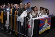 Последователи Его Святейшества Далай-ламы почтительно провожают духовного лидера в аэропорт на рейс в Индию. Цюрих, Швейцария. 26 августа 2024 г. Фото: Мануэль Бауэр (офис ЕСДЛ).