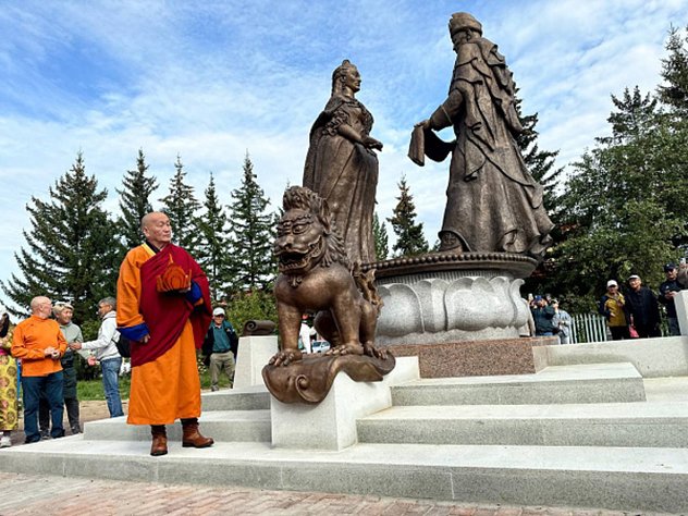 В Бурятии открыли скульптуру Екатерины II и Пандито Хамбо-ламы Дамба Даржа Заяева
