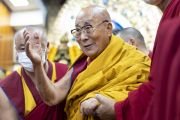 По прибытии в главный тибетский храм на церемонию подношения молебна о долголетии Его Святейшество Далай-лама машет рукой собравшимся. Дхарамсала, штат Химачал-Прадеш, Индия. 7 сентября 2024 г. Фото: Тензин Чойджор (офис ЕСДЛ).