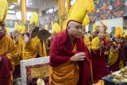 Линг Ринпоче почтительно встречает Его Святейшество Далай-ламу, прибывшего в главный тибетский храм на церемонию подношения молебна о долголетии. Дхарамсала, штат Химачал-Прадеш, Индия. 7 сентября 2024 г. Фото: Тензин Чойджор (офис ЕСДЛ).
