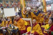 Мастер ритуального пения совершает подношение мандалы во время молебна о долголетии Его Святейшества Далай-ламы, организованного народом монпа. Дхарамсала, штат Химачал-Прадеш, Индия. 7 сентября 2024 г. Фото: Тензин Чойджор (офис ЕСДЛ).