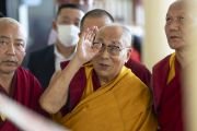 Покидая главный тибетский храм по завершении учения для буддистов из Юго-Восточной Азии, Его Святейшество Далай-лама машет рукой на прощание. Дхарамсала, штат Химачал-Прадеш, Индия. 12 сентября 2024 г. Фото: Тензин Чойджор (офис ЕСДЛ).