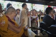 Его Святейшество Далай-лама приветствует своих последователей, направляясь в главный тибетский храм на церемонию подношения молебна о долголетии, организованную Ассоциацией тибетских женщин, выпускниками Центральной школы для тибетцев в Далхаузи и представителями районов Лхасы. Дхарамсала, штат Химачал-Прадеш, Индия. 18 сентября 2024 г. Фото: дост. Замлинг Норбу (офис ЕСДЛ).