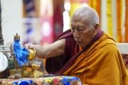 Самдонг Ринпоче проводит ритуалы во время молебна о долголетии Его Святейшества Далай-ламы. Дхарамсала, штат Химачал-Прадеш, Индия. 18 сентября 2024 г. Фото: Тензин Чойджор (офис ЕСДЛ).