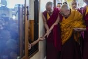 По пути в главный тибетский храм на церемонию подношения молебна о долголетии Его Святейшество Далай-лама приветствует юных монахов, расположившихся в храме Калачакры. Дхарамсала, штат Химачал-Прадеш, Индия. 18 сентября 2024 г. Фото: Тензин Чойджор (офис ЕСДЛ).