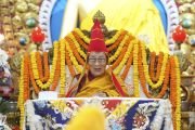 Его Святейшество Далай-лама в красной шапке пандиты во время церемонии подношения молебна о долголетии, организованной Ассоциацией тибетских женщин, выпускниками Центральной школы для тибетцев в Далхаузи и представителями районов Лхасы. Дхарамсала, штат Химачал-Прадеш, Индия. 18 сентября 2024 г. Фото: Тензин Чойджор (офис ЕСДЛ).